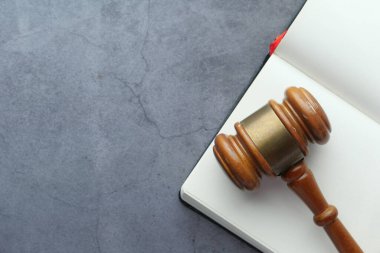 Tokmağı, kitabı ve kelepçeyi masaya kapatın. 