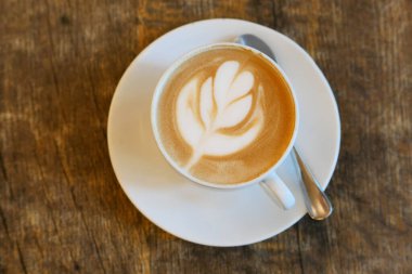 Ahşap arka planda taze aromalı kahve sanatı.