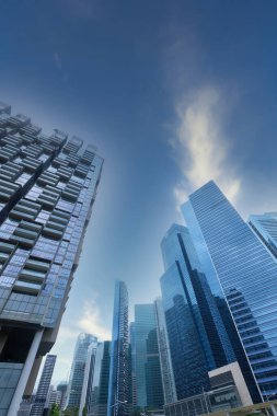 Singapur finans binalarının sabahları düşük açılı görüntüsü 