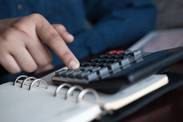 Young women hand use calculator and notepad on desk — Φωτογραφία Αρχείου