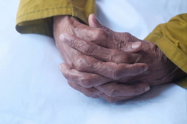 Mãos de uma velha mulher dobradas uma sobre a outra — Fotografia de Stock
