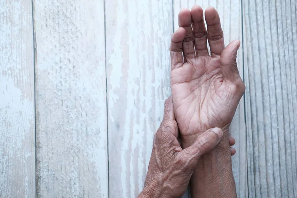 Ältere Frauen, die Schmerzen am Handgelenk haben, aus nächster Nähe — Stockfoto