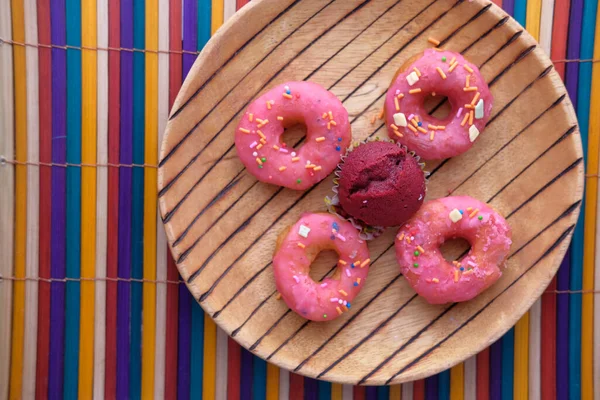 Draufsicht auf bunte Donuts auf Teller auf Tisch — Stockfoto