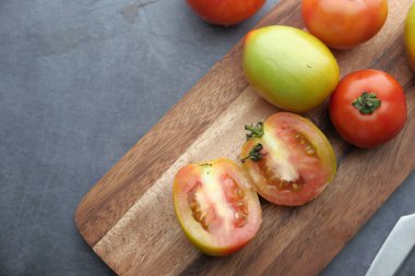 Domatesin doğrama tahtasındaki üst görüntüsü 