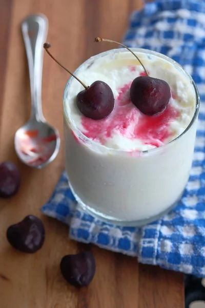 Nahaufnahme von fröhlichen Früchten auf Joghurt im Glas — Stockfoto