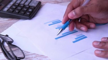 Ofis masasındaki el analizi dosyasını kapat. 