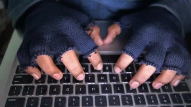 Bilgisayardan veri çalan hacker, kapat 