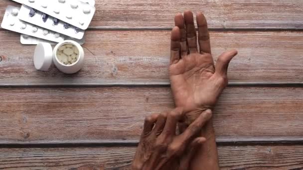 Nahaufnahme von Seniorinnen, die Schmerzen im Handgelenk haben — Stockvideo