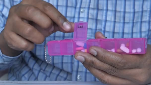 Detailní záběr muže ruku brát pilulky z krabičky od pilulek — Stock video