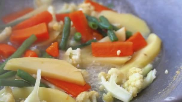 Cuisine maison salade fraîche dans un bol — Video