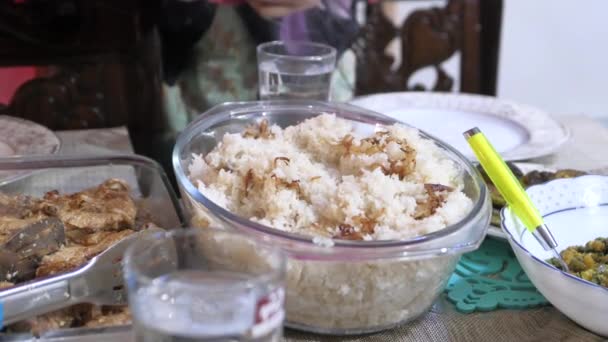 Servering av indiansk curry och ris från skål — Stockvideo