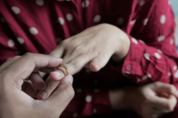 Бриллиантовое обручальное кольцо в руке, закрыть — стоковое фото