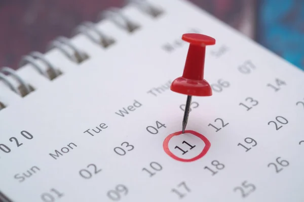 Concept de date limite avec push pin sur la date du calendrier — Photo