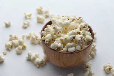 Tahta bir kasede patlamış mısır yakın 