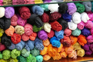 Satılık renkli tekstil kumaşlarını kapat 