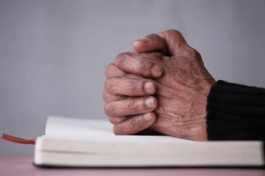 Masada kitap okuyan son sınıf öğrencisi kadın, yakın plan.