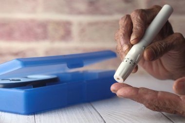 Kan şekerini diyabet için test edin..