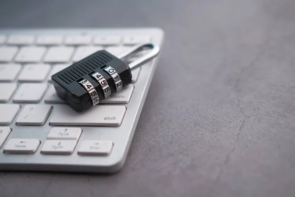 Primer plano del candado en el teclado, concepto de seguridad y privacidad — Foto de Stock