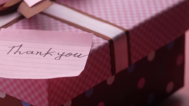 Благодарственное письмо с подарочной коробкой на столе — стоковое видео