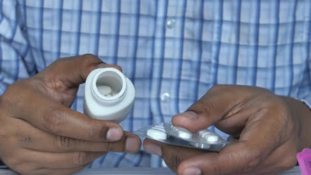 Közelkép férfi kéz figyelembe tabletták — Stock videók
