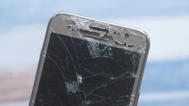 Mão segurando quebrado e danificar telefone inteligente — Vídeo de Stock