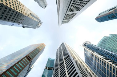 Singapur finans binalarının sabahları düşük açılı görüntüsü 
