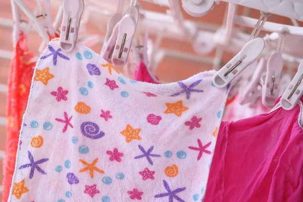 Дитячий одяг сушиться на відкритому повітрі, крупним планом — стокове фото