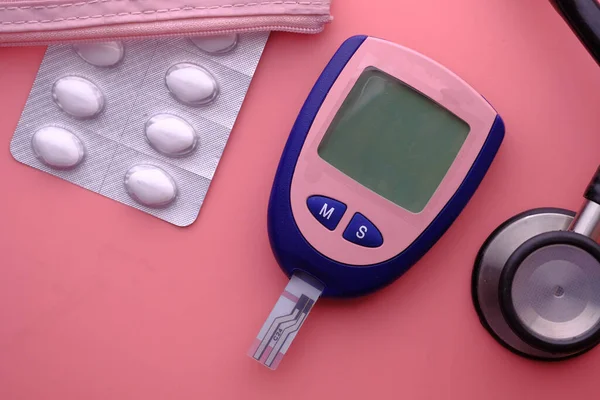 Blood sugar measurement for diabetes, pills and stethoscope — 스톡 사진