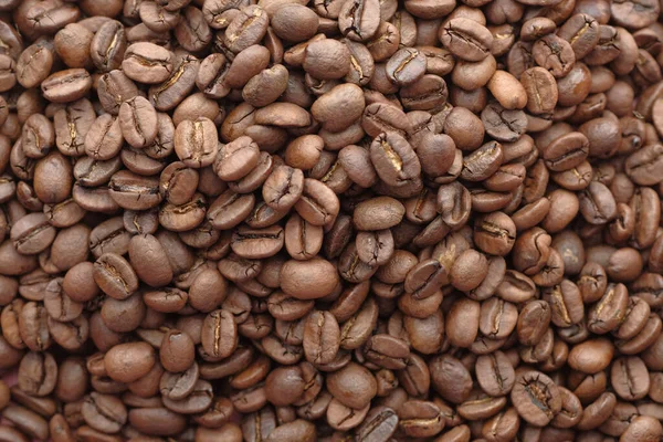 Gros plan des grains de café crus sur la table — Photo