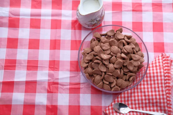 아침 식사로 그릇에 담긴 초콜릿 옥수수 조각들의 꼭대기 사진 — 스톡 사진