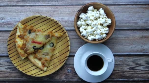 Vista superior de pizza, palomitas de maíz y té en la mesa — Vídeos de Stock