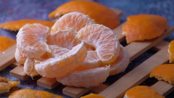 Großaufnahme einer Orangenscheibe auf dem Tisch — Stockvideo