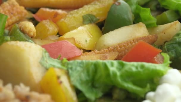 El primer plano de la ensalada fresca en el plato a la mesa — Vídeos de Stock