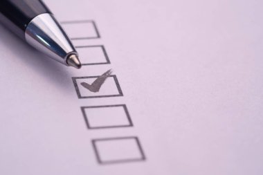 Siyah kalemle kağıt üzerinde işaretle 