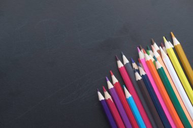 Tahtadaki renkli kalemleri kapat 