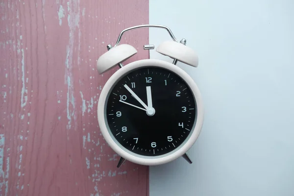 Reloj despertador vintage sobre fondo rosa. Vista superior. Puesta plana —  Fotos de Stock