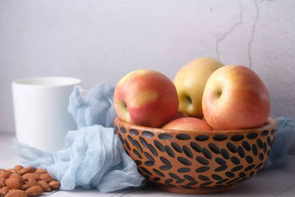 Färskt rött äpple med träskål, närbild — Stockfoto