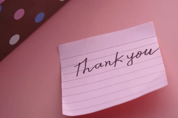 Mensaje de agradecimiento con caja de regalo sobre fondo rosa — Foto de Stock