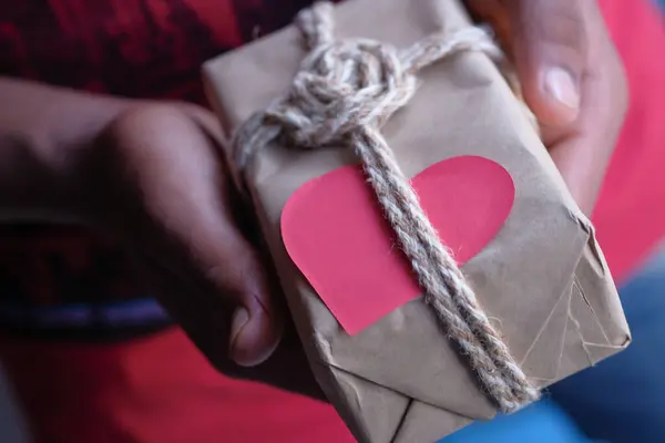 Close up of man hand holding gift box — Stock Photo, Image