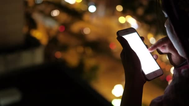 Close up de mulheres usam telefone inteligente à noite — Vídeo de Stock