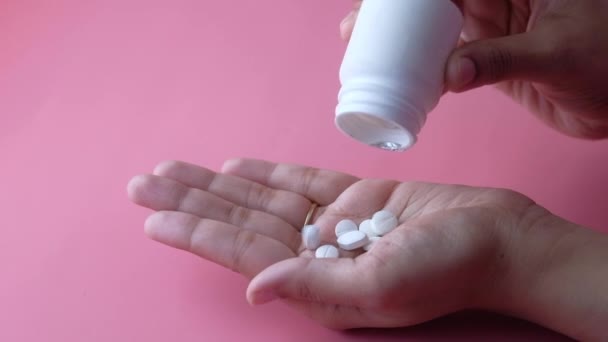 Giovani donne mano prendere pillole, primo piano — Video Stock