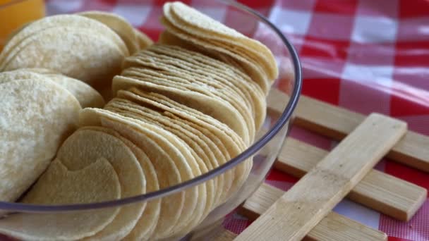 Крупный план картофельных чипсов в миске — стоковое видео