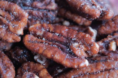 closeup kabuklu organik ceviz yarısı.