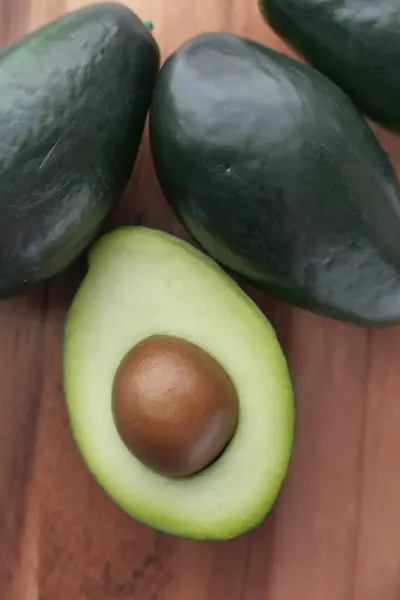 Primer plano de aguacate fresco en la mesa, alimentación saludable —  Fotos de Stock