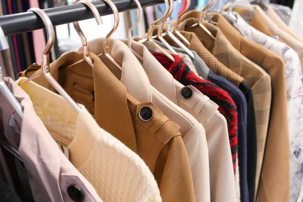Warme winterkleding voor dames aan hangers. close-up — Stockfoto