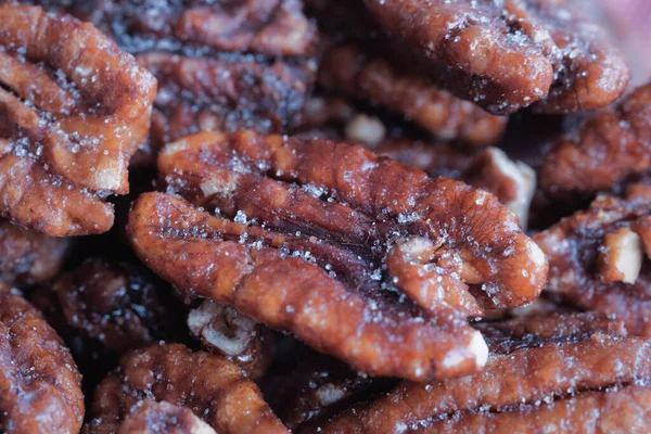 closeup kabuklu organik ceviz yarısı.