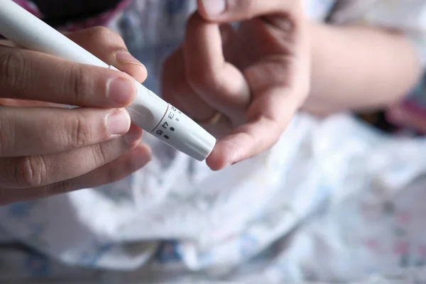 Primo piano delle donne che misurano la mano diabetica . — Foto Stock