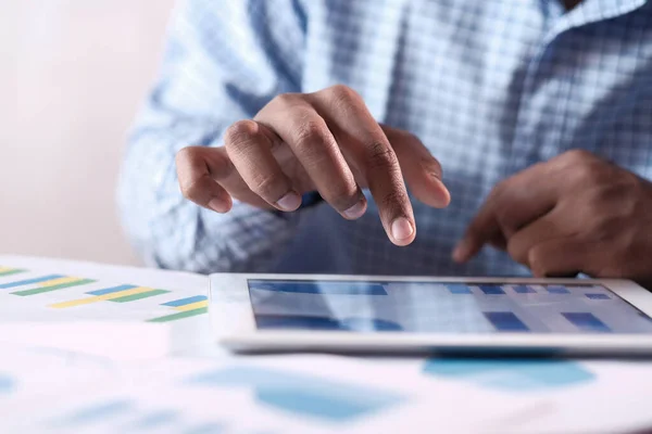 Zbliżenie man hand analyzing chart na tablecie cyfrowym — Zdjęcie stockowe