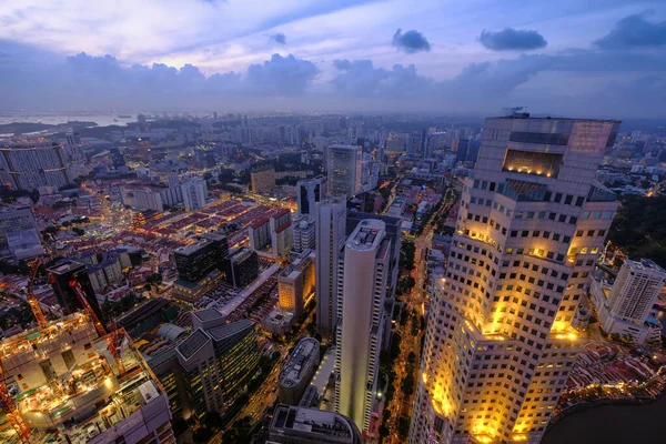Vista de ángulo alto de edificios financieros singapurenses por la mañana — Foto de Stock