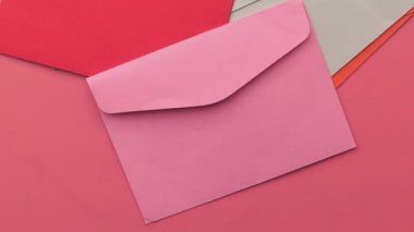 Siyah arkaplanda renkli zarfı kapat 